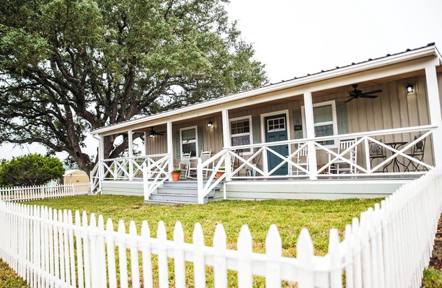 Erstklassige Lage zu den Veranstaltungsorten! Wunderschönes neues Hill Country Cottage für 10 von Camp Lucy