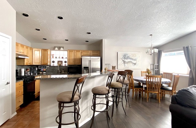 Prime Northeast Heights Location - 3 Bedroom - 2.3 mi to Balloon Fiesta Park!
