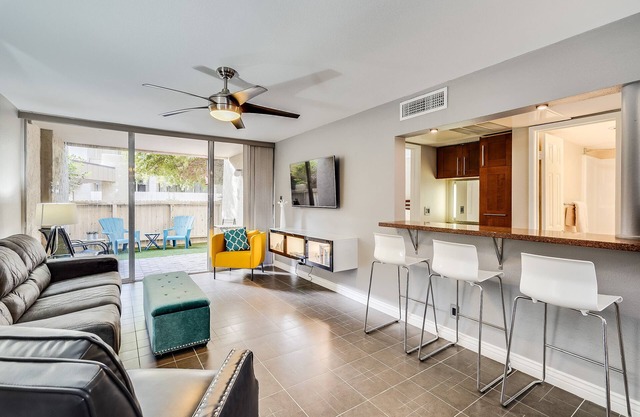 Neu! Beste Lage in der Altstadt von Scottsdale! Erdgeschoss mit Terrasse. Pool und Whirlpool