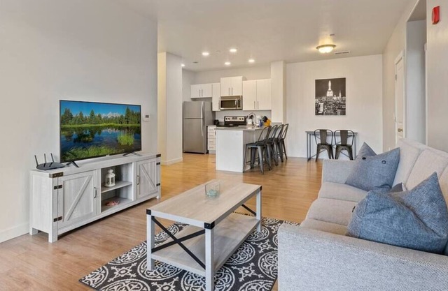 Prime Orem location with pool & hot tub. Sleeps 6!