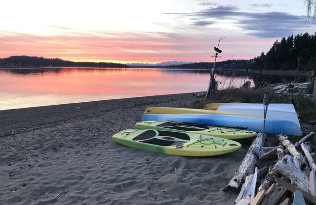 Prime Sandy Beachfront Home with Mountain Views - 5 minutes to Gig Harbor/Tacoma
