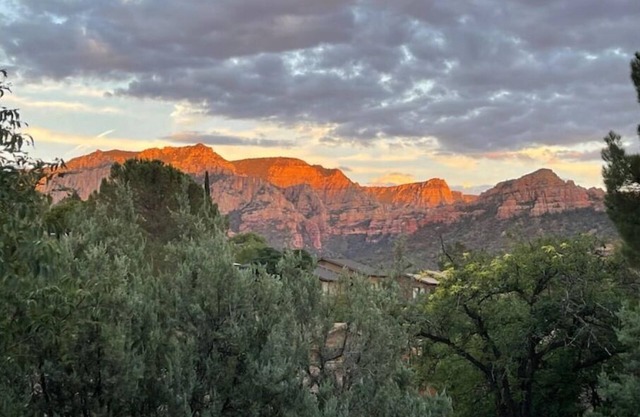 PRIME Uptown Sedona Location... Walk to shopping and Dining!