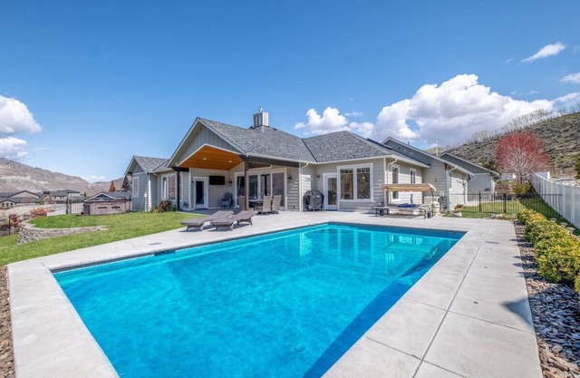 Prime views, private pool & spa, quiet, family/ foodie paradise mins from Chelan
