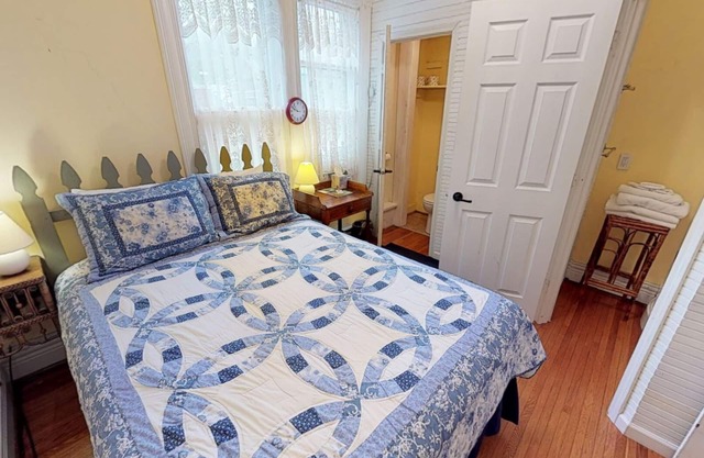 Queen-Posy Room-Strassenblick-Suite-Eigenes Badezimmer