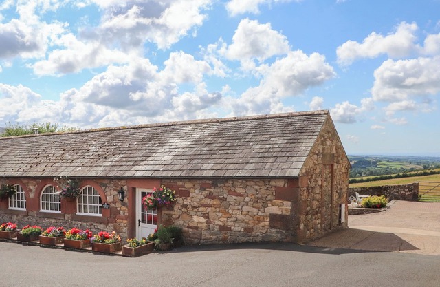 PRIMROSE COTTAGE, character holiday cottage in Caldbeck