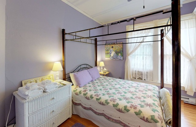 Queen-Path Room-Strassenblick-Suite-Eigenes Badezimmer