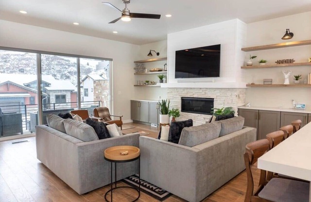 Pristine 3BR w/ Hot Tub - 15min to Park City!