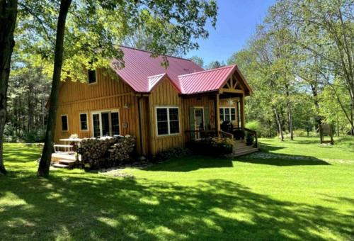 Pristine and Cozy Cabin Rental Overlooking Pond near Rochester, New York