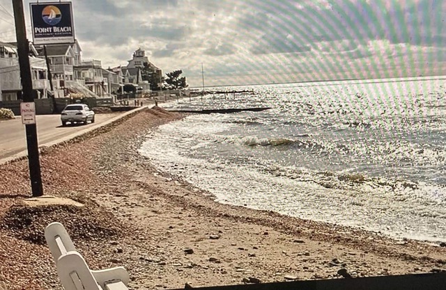Pristine Charming beach cottage walk to beach with sunset views