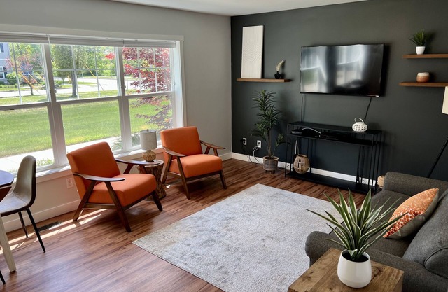 Pristine Condo, Close to Downtown, Beaches, GT Commons, and Restaurants