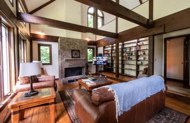 Pristine Home In Becket Woods