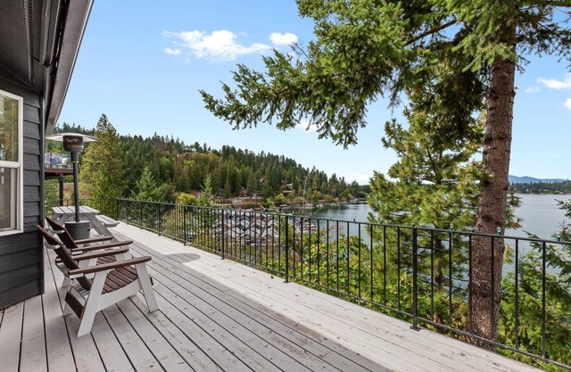 Pristine Lakeview Haven with private dock & kayak access
