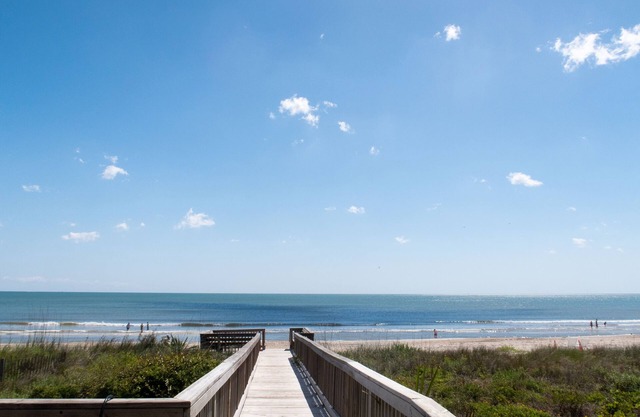 Pristine Oceanfront condo in Sawgrass