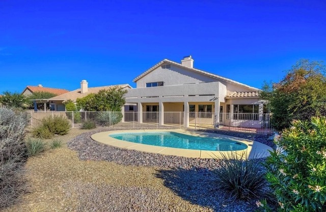 Pristine POOL, spacious home, crisp AC, numerous attractions & activities