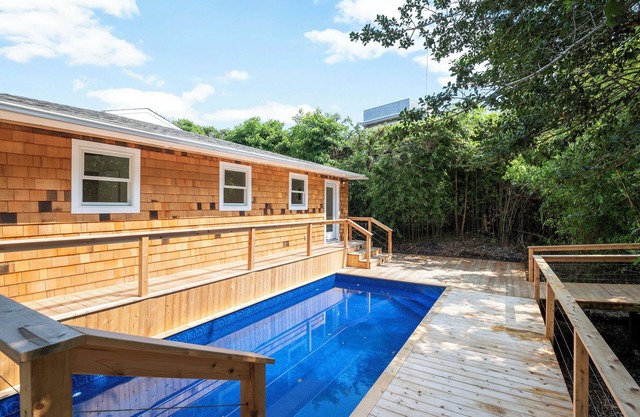 Pristine Queen Ensuite walk out to deck & pool - shared Kitchen LR DR Pool