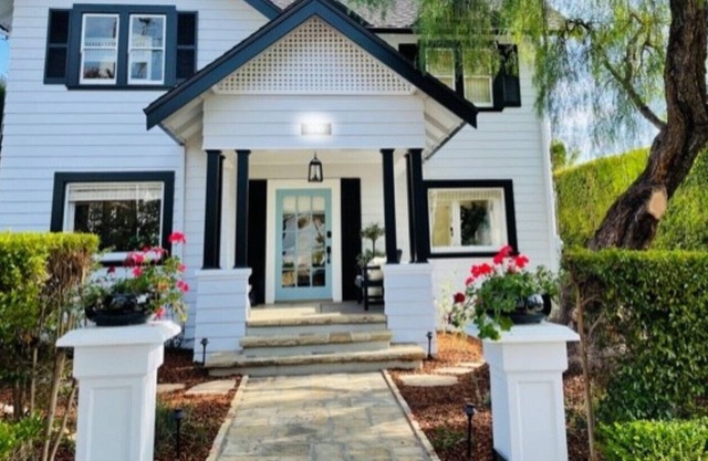 Pristine Victorian w/Ocean Views, 6 Blocks to Downtown
