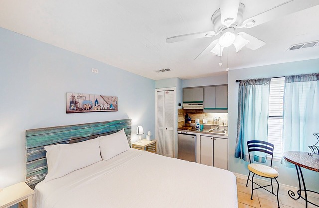 Pristine water front condo with sauna, pool, tennis court & WiFi
