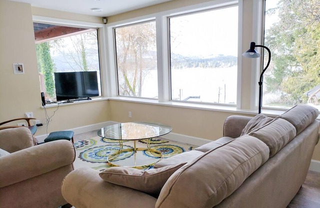 Pristine Sproat Lake Waterfront Home - 26. August - 2. September NOCH VERFÜGBAR!