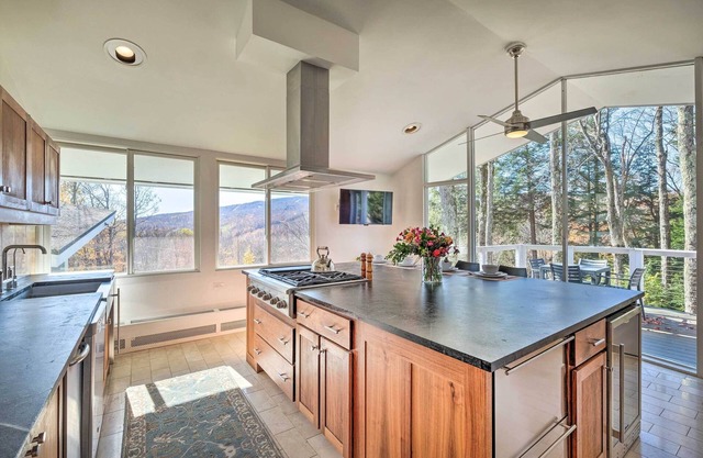 Pristine West Dover Home w/ Deck & Mountain Views!