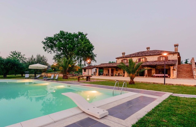 Alleinstehendes Ferienhaus mit privatem Pool, Whirlpool, W-LAN, Sauna, TV, Innenhof, bei Teramo