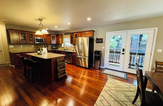 Priv.Lake Acc,AC,Generator,HotTub,Outdoor kitchen,Dining table w gas Fire Pit!