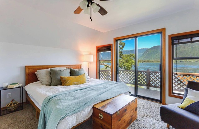 Privacy & absolute lakefront with Hot-Tub & Outdoor Sauna - relax & recharge!