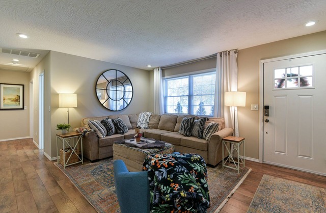 [Privacy Fence] + Firepit + Fully Equipped Kitchen