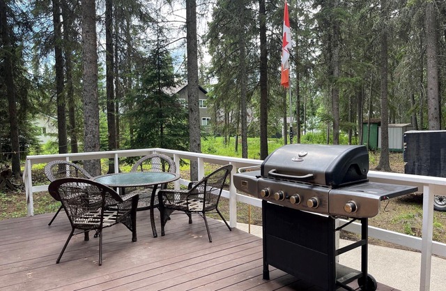 Privacy galore! Beautiful lake home nestled in the forest, near all amenities:-)