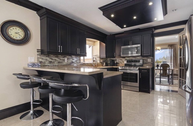 Private 1 acre Home with a view, Close to the Highway and Mall
