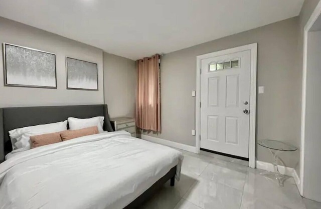 ★PRIVATE 1 BDRM Newly Renovated Apt W/D Patio★