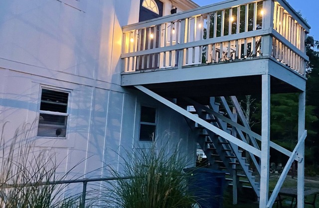 Private 1 bedroom, 2nd floor unit: deck, fire pit, space for boat & trailer