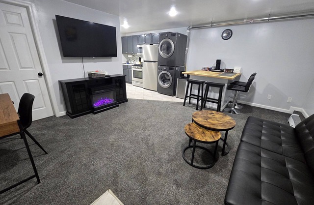 Private 1 bedroom apt in a quiet neighborhood, close to all!