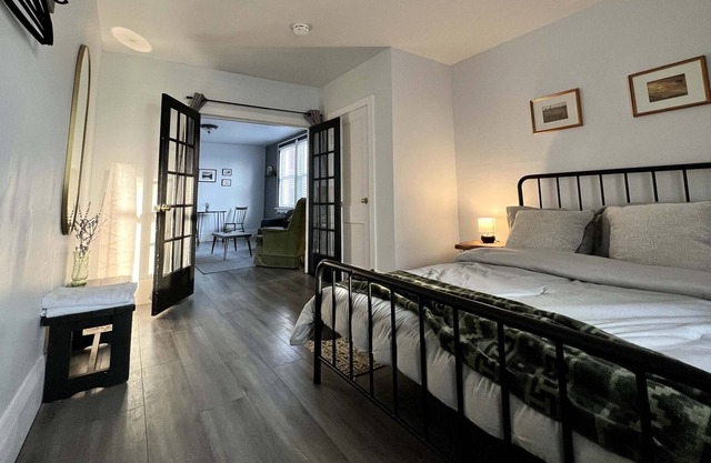 Private 1 Bedroom Apartment - Steps To Waterfront/Downtown
