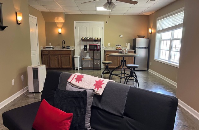 Private 1 Bedroom Basement Apartment for SOLO TRAVELERS ONLY