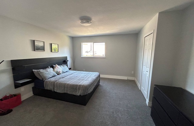 Private 1 bedroom house with an office