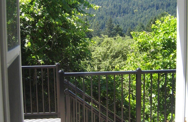 PRIVATE 1 BEDROOM WITH BALCONY IN MOUNTAINS 15 MIN FROM DOWNTOWN VICTORIA