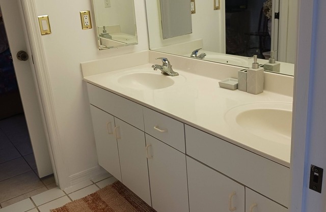 Private 1-BR suit in house with WiFi, AC, living, dining, fridge and microwaive