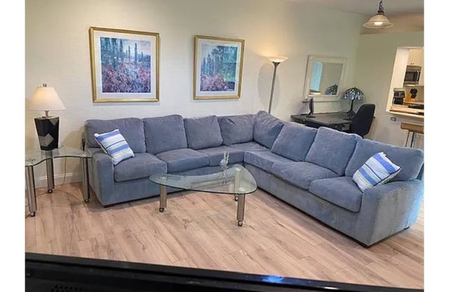 Private 1 story Condo Close to shopping