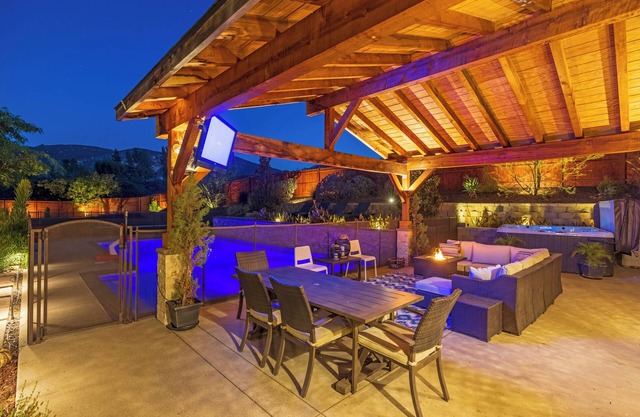 Private 10 BR Estate: Ranch House, Farmhouse & Bunkhouse at Rockin’ View Ranch!