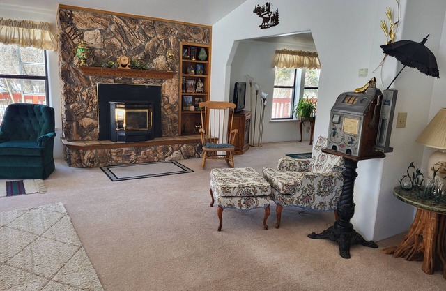 Private 10-room house. Safe, Secluded, Surrounded by lakes, rivers, & creeks!