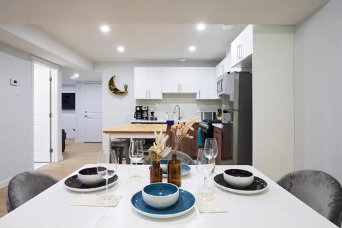 Private 1BR Suite with Full Kitchen, Sofa Bed, Near West Edmonton Mall