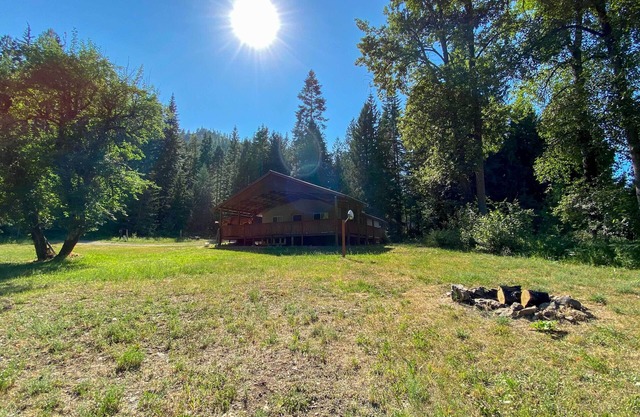 NEU! St. Maries Waterfront Home w / Deck auf 3 Hektar!