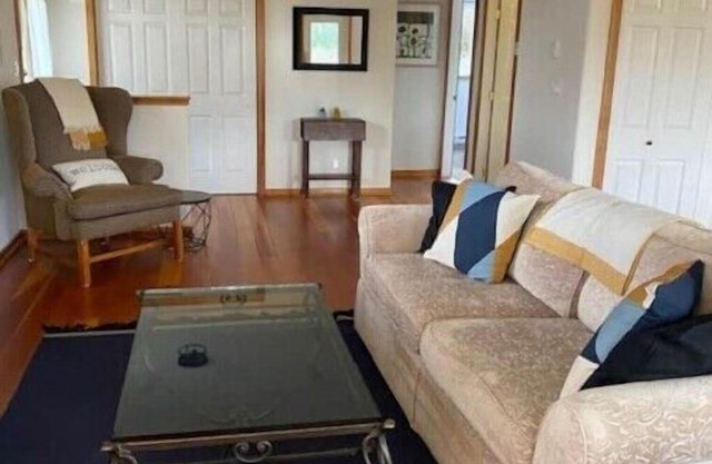 Private 2 bedroom Cottage by the beach in beautiful Deep Cove, Vancouver Island