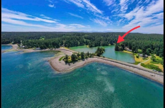 Private 2 bedroom Cottage on a Lagoon.
