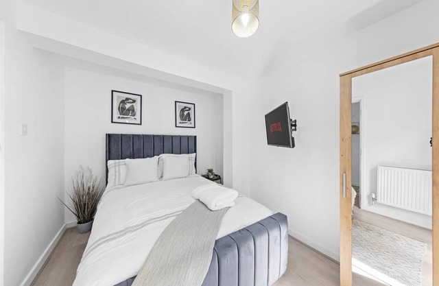 Private 2 Bedroom in Chatham, Medway with garden