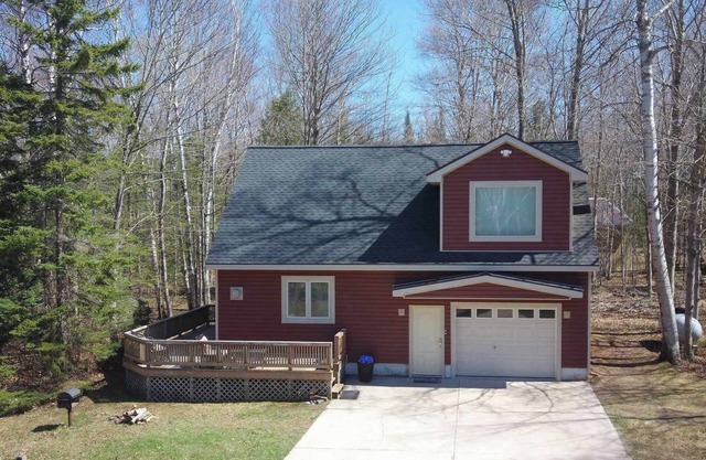 Private 2-bedroom house in Grand Marais with wooded lot, deck, pet friendly