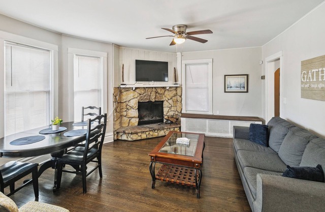 Private 2 Bedroom Walk to downtown Libertyville