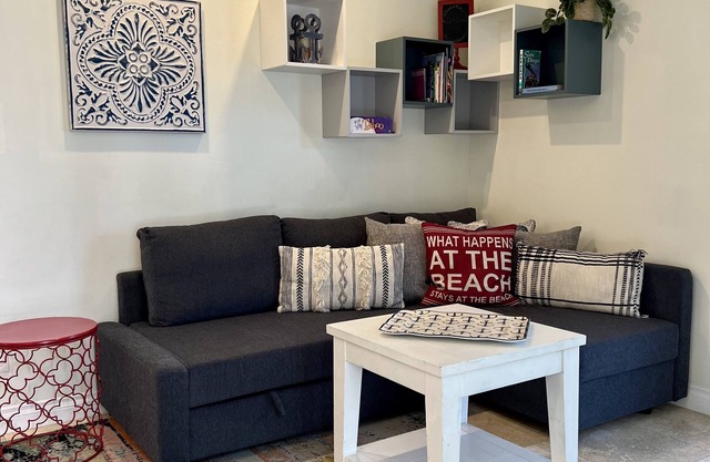 Private 1 BR / 1Bath Familien-und Haustierfreundliches Haus eine Meile vom Strand entfernt