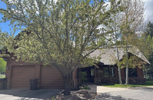 Private 2-Br Gimlet Home with Mountain View’s and River Access