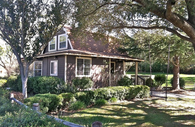 Der beste Ort in Los Olivos! Schönes & privates 2-stöckiges Cottage, direkt in die Stadt!